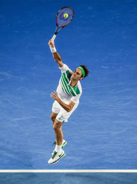 Australian open: Roger Federer al servizio contro Dimitrov (EPA)